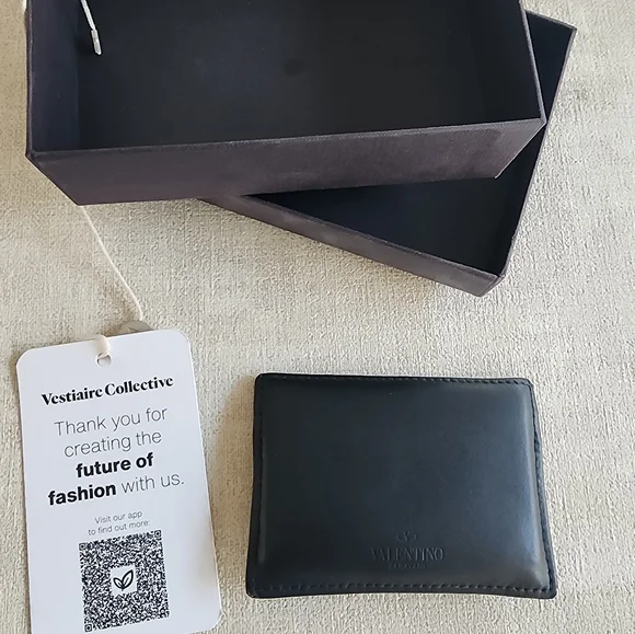 Authentic Valentino Garavani Cardholder - Picture 2 of 5